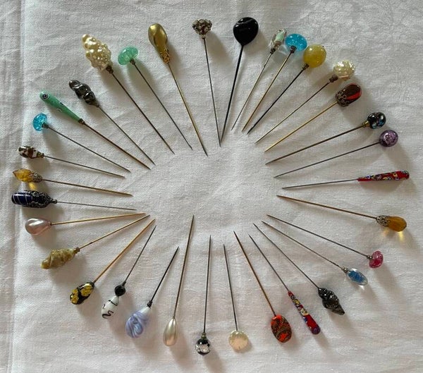 LOT DE 33 EPINGLES À CHAPEAUX DIVERSES FORMES ET COULEURS -  XX°