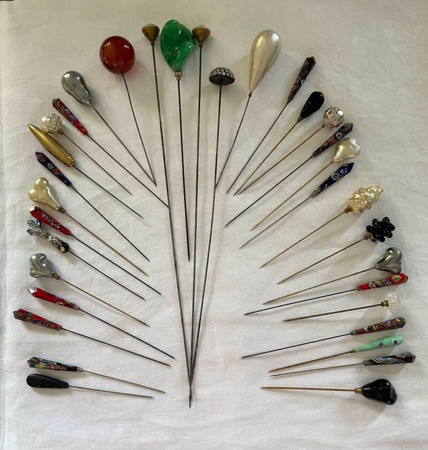 LOT DE 33 EPINGLES À CHAPEAUX - DIVERSES FORMES ET COULEURS -  XX°