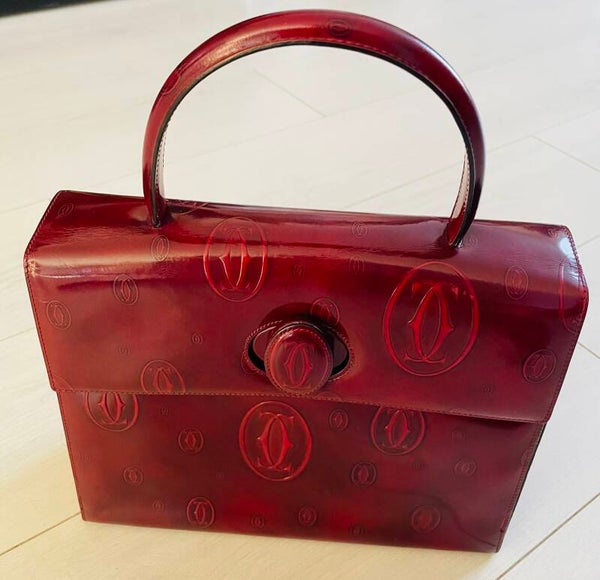 SAC CARTIER EN CUIR VERNI BORDEAUX DE FORME RIGIDE AU SIGLE  DES « DEUX C ENTRELACES » - DE LA COLLECTION HAPPY BIRTHDAY -  XX°