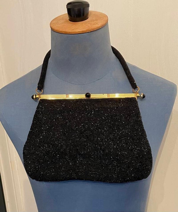 SAC DE SOIREE PERLÉ EN MICRO PERLES DE VERRE NOIRES DE MICHEL SWISS FABRICANT FRANCAIS — CIRCA 1957/1965