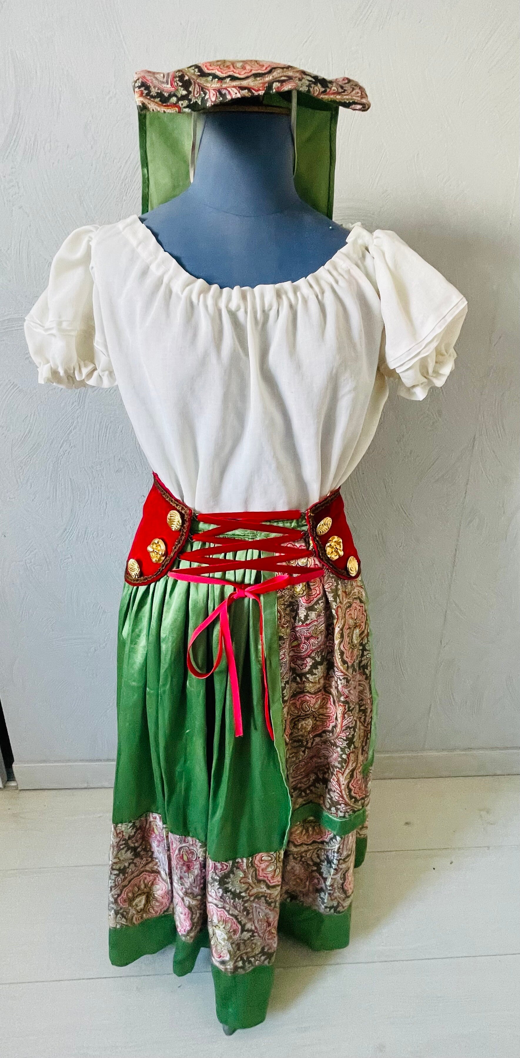 Costume régional de style provençal