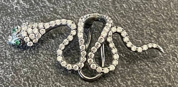 CLIP D’OREILLE OU DE REVERS EN ARGENT RODIÉ 925  DE LA MAISON APM MONACO PROBABLEMENT DE LA COLLECTION KAA - CIRCA 1980