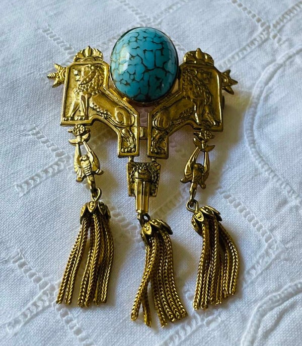BROCHE ET PECTORAL EN PIERRE DURE ET METAL DORÉ -