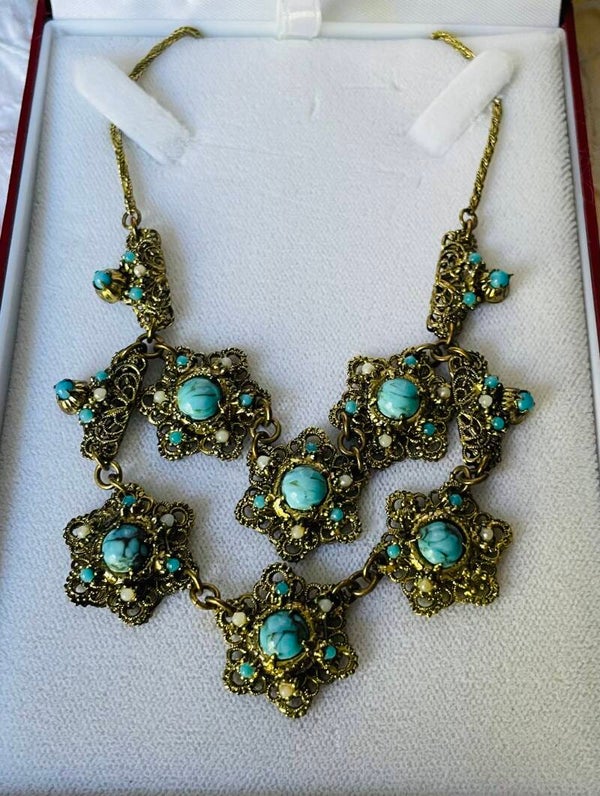 COLLIER DRAPERIE EN PIERRE DURE ET METAL DORÉ