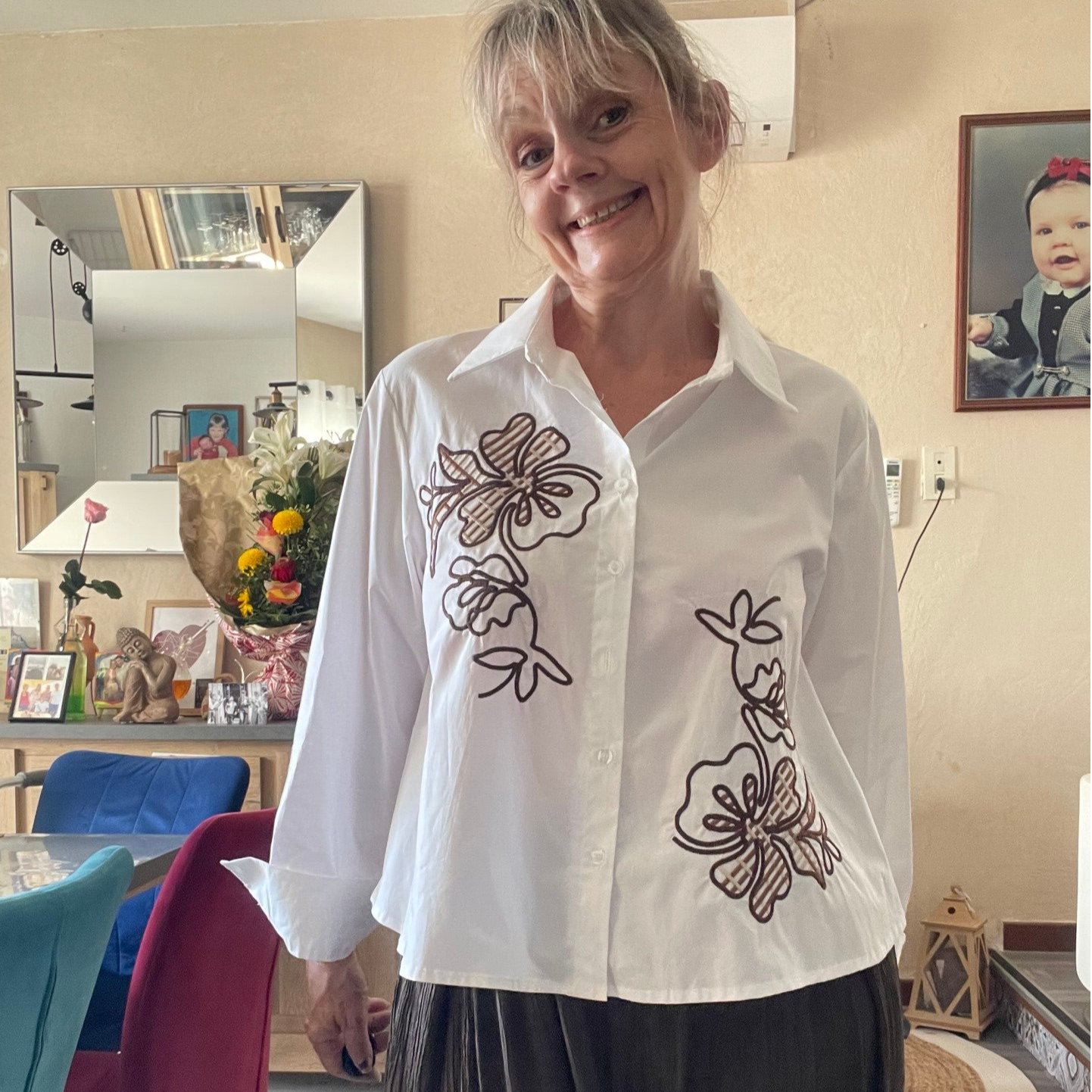 Chemise blance brodée fleurs chocolat