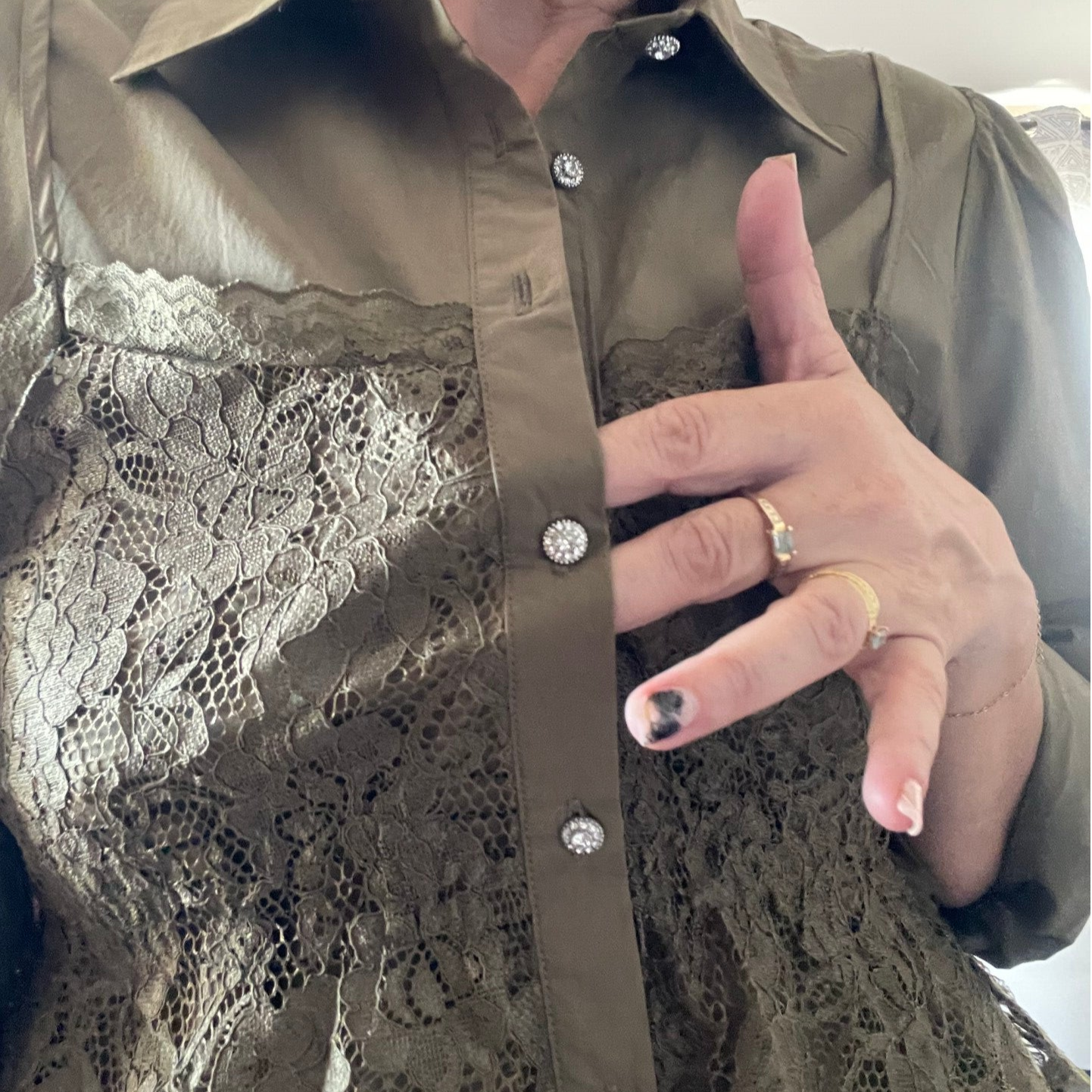 Chemise kaki chic et dentelle