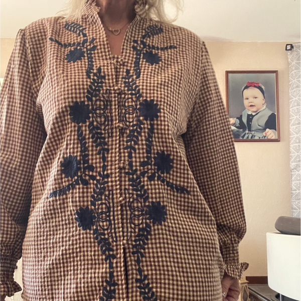 Chemise à carreaux brodée