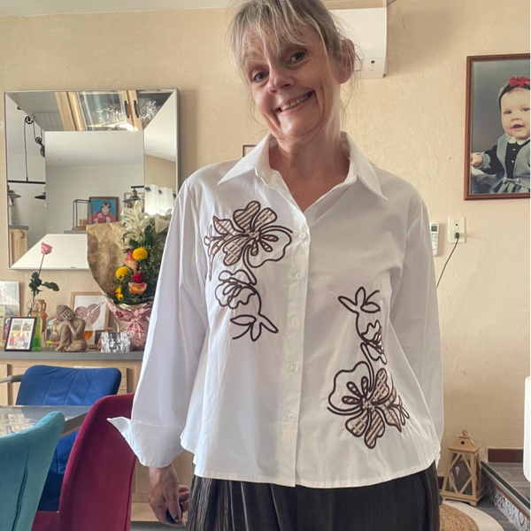 Chemise blance brodée fleurs chocolat
