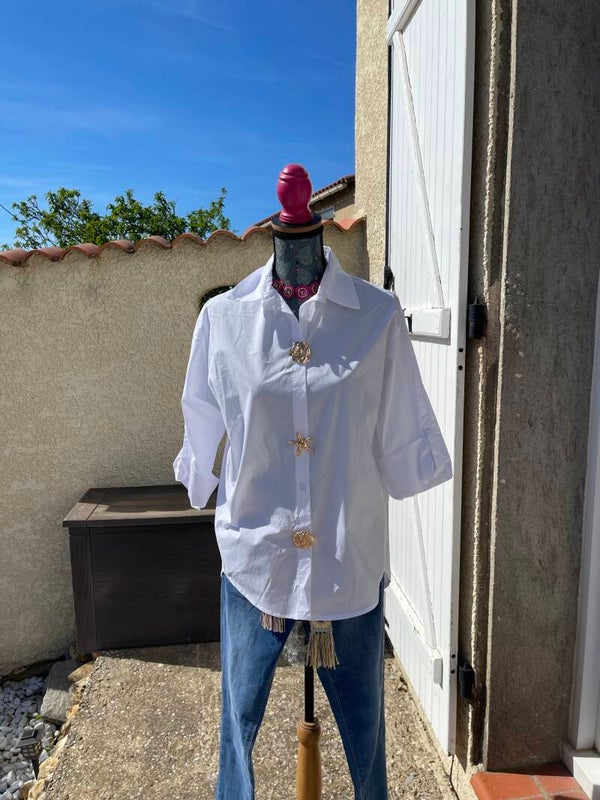 Chemise longue avec petites broches sur les boutonnières