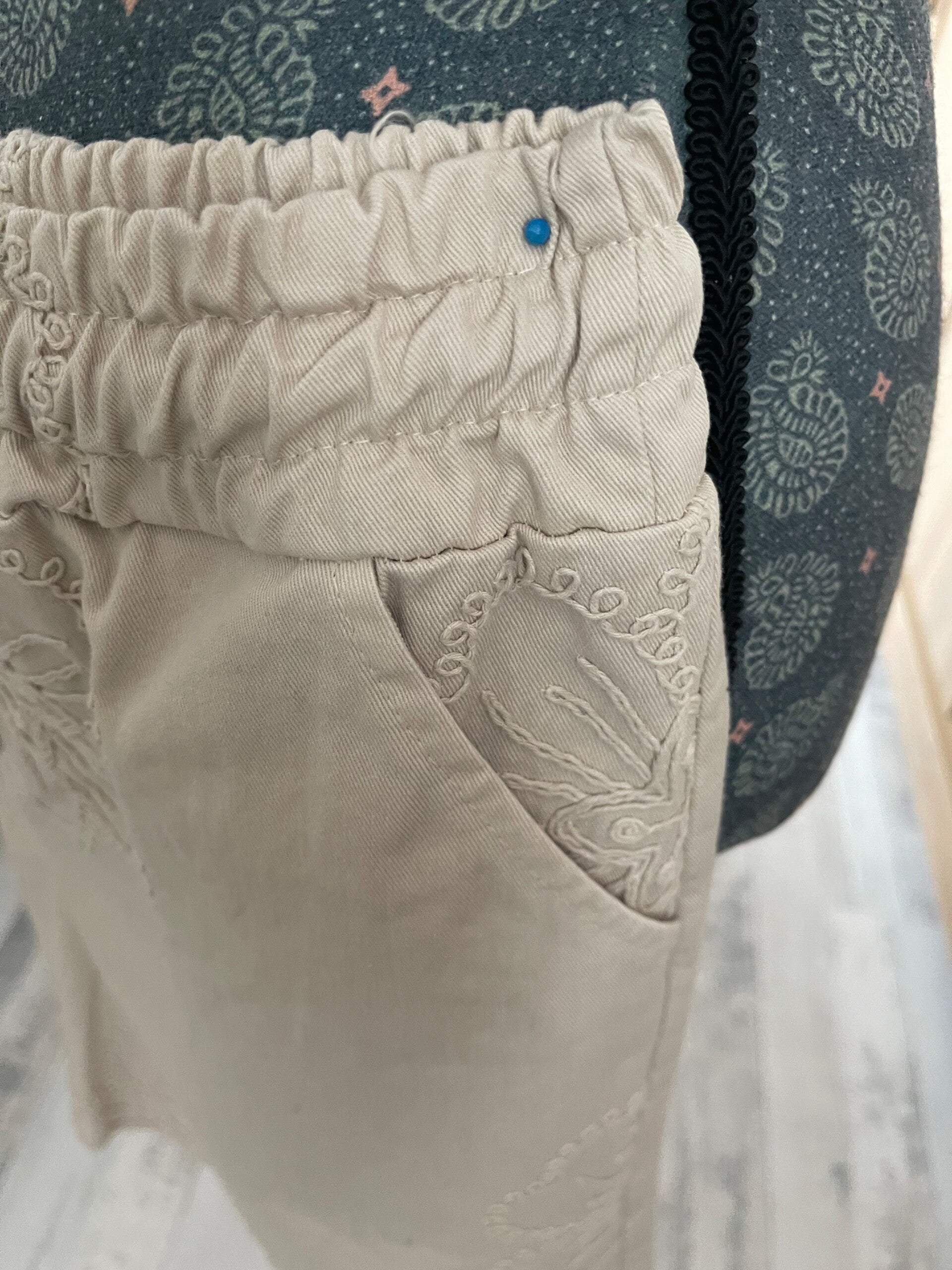 Short brodé beige