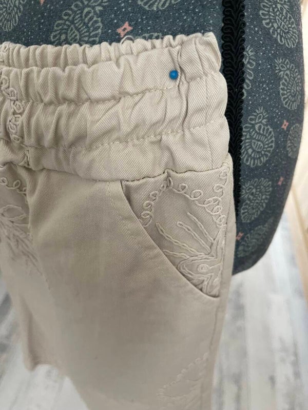 Short brodé beige