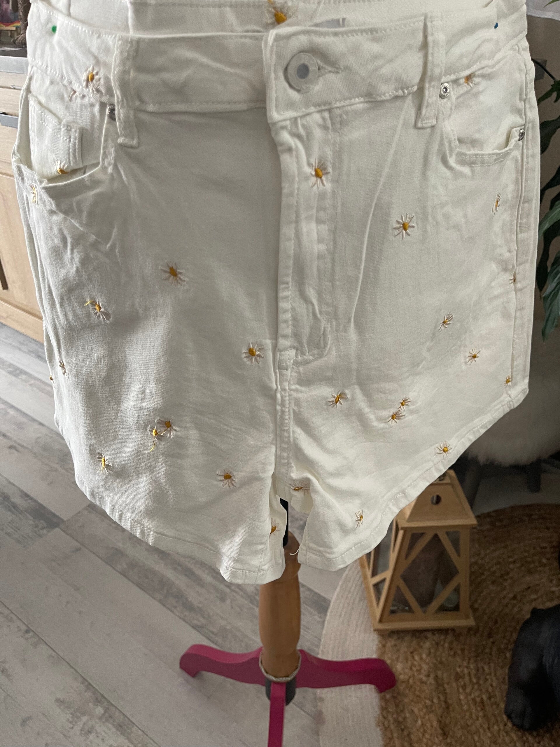 Short avec petites paquerettes jaunes !