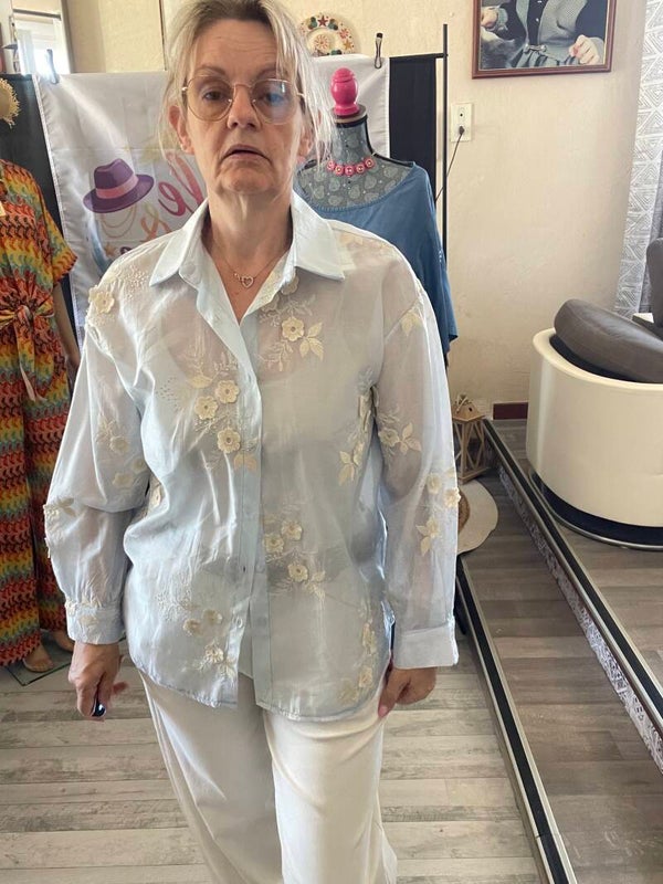 Chemise bleue fleurs brodées