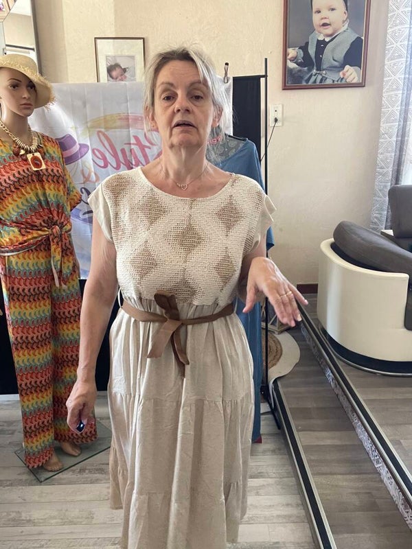 Robe beige avec sa ceinture.
