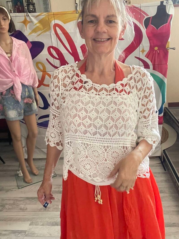 haut dentelle avec son débardeur blanc