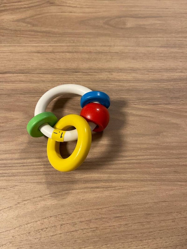 Hochet avec anneaux