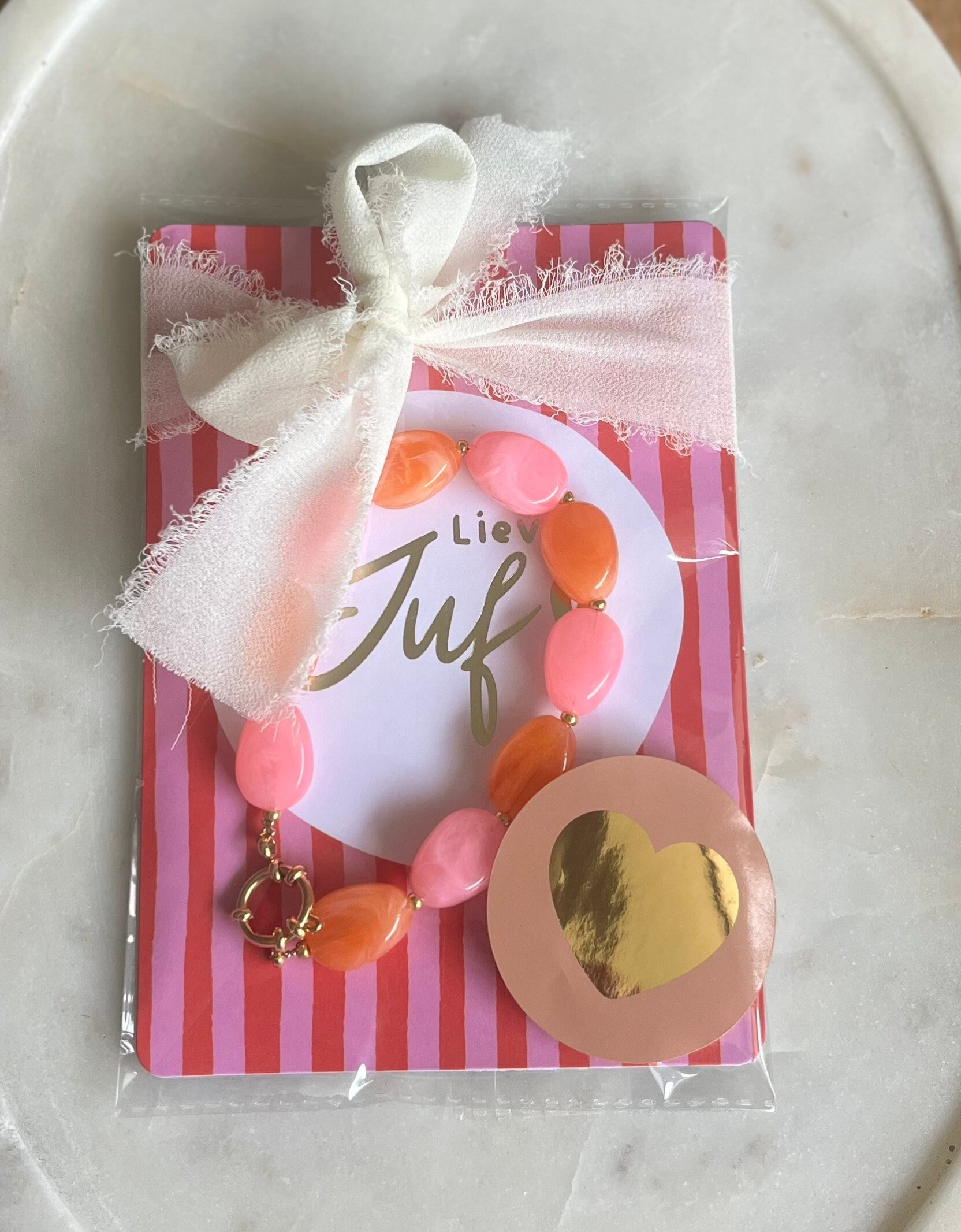 Oranje-roze kralen armband met kaart.