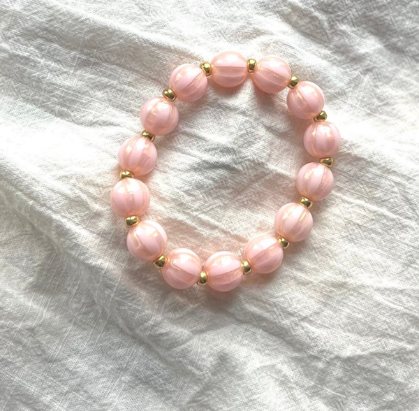 Streepjes kralen armband zacht roze