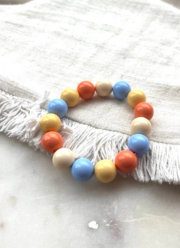 Kralen armband yellow, coral, blue en shiny orange.
