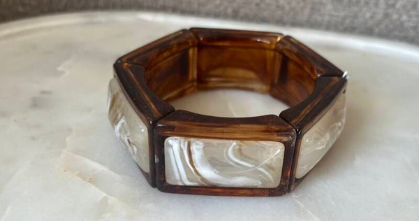 Resin armband hexagon amber brown - off white - beige