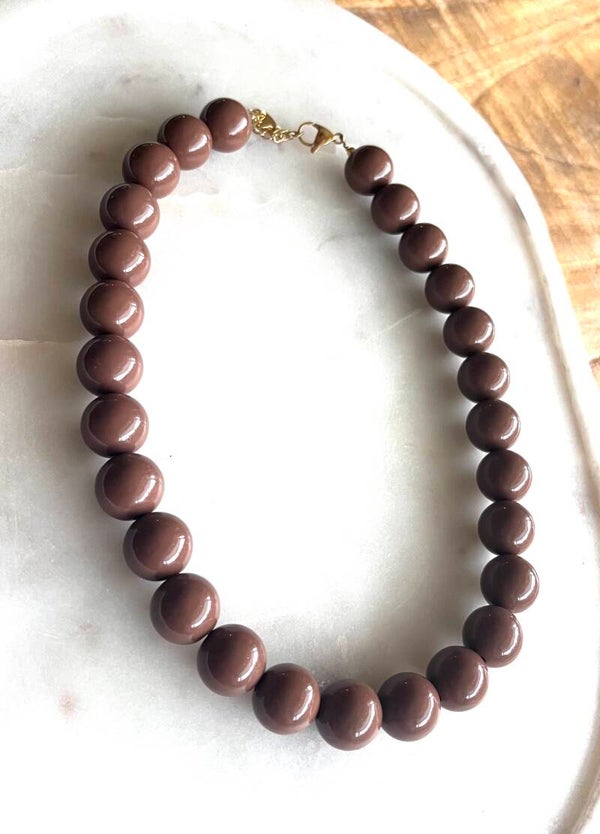 Ketting acrylkralen bruin.