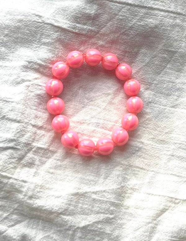 Streepjes kralen armband roze.