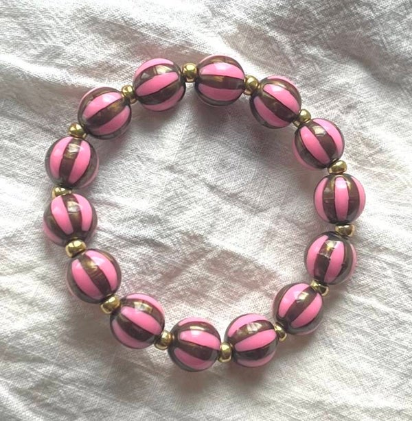 Streepjes kralen armband bruin & roze.