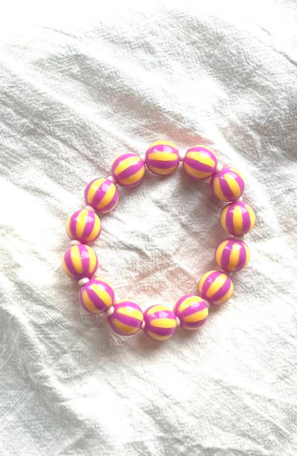 Streepjes kralen armband geel & roze.
