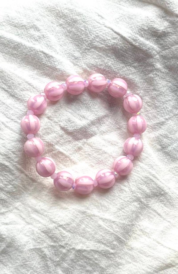 Streepjes kralen armband oud roze.