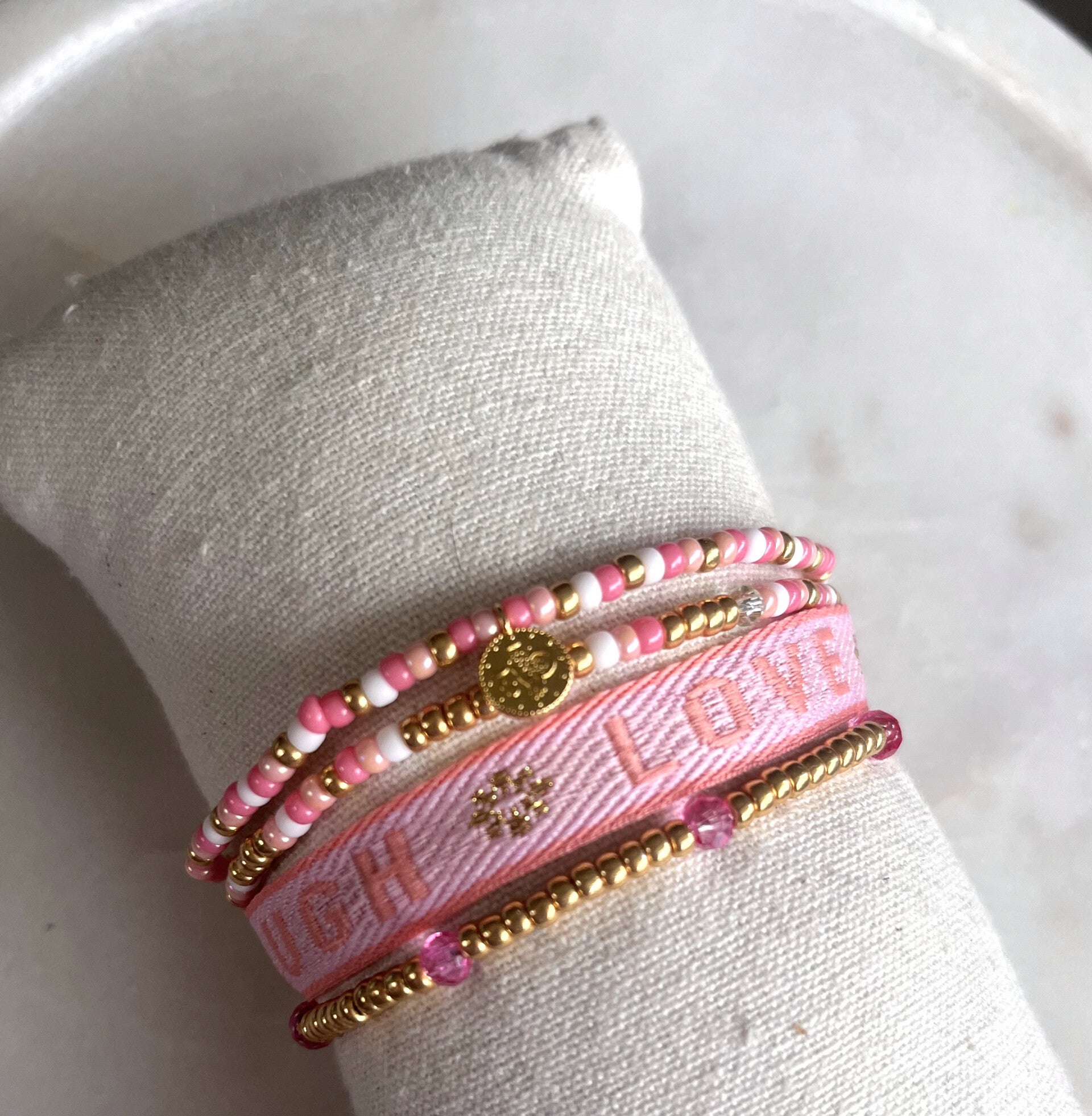 Armbanden set peach, roze en goud met munt bedel en love lint