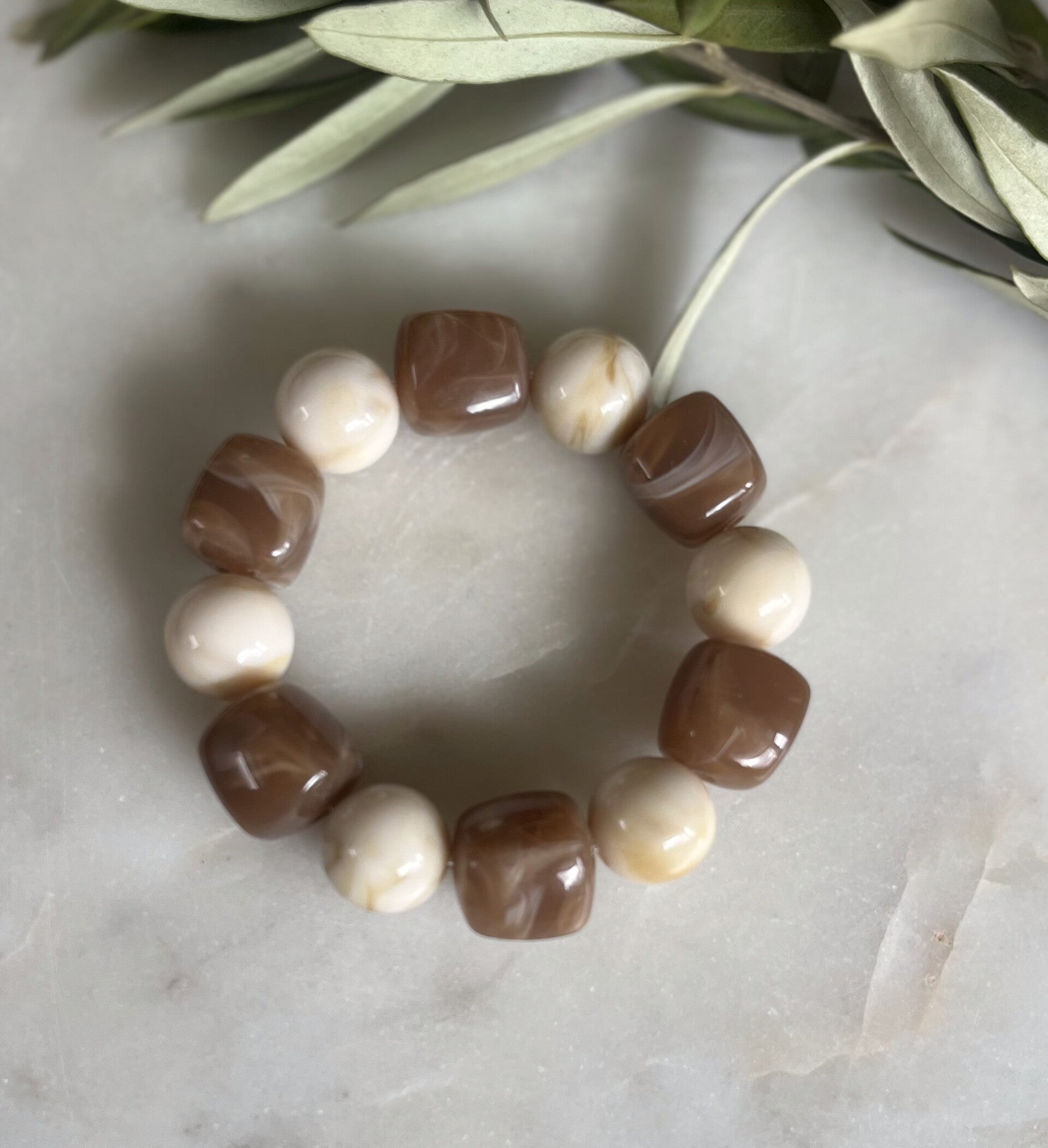 Armband acryl kralen beige/bruin