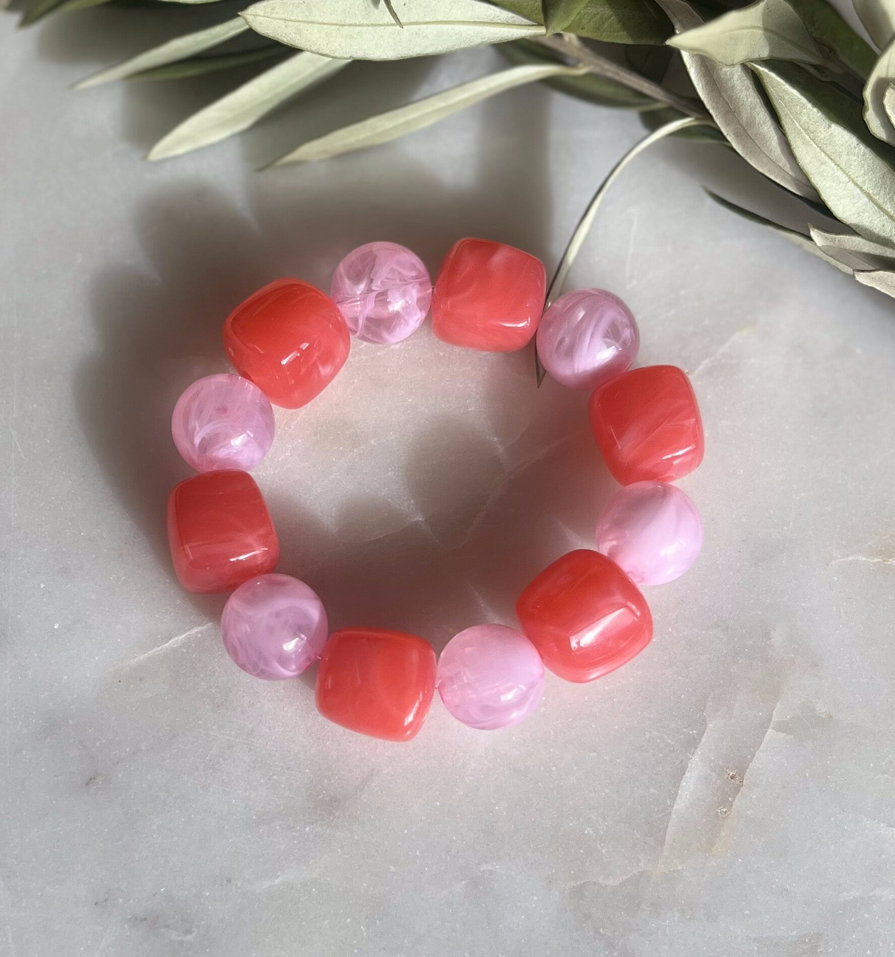 Armband acryl kralen roze/licht roze