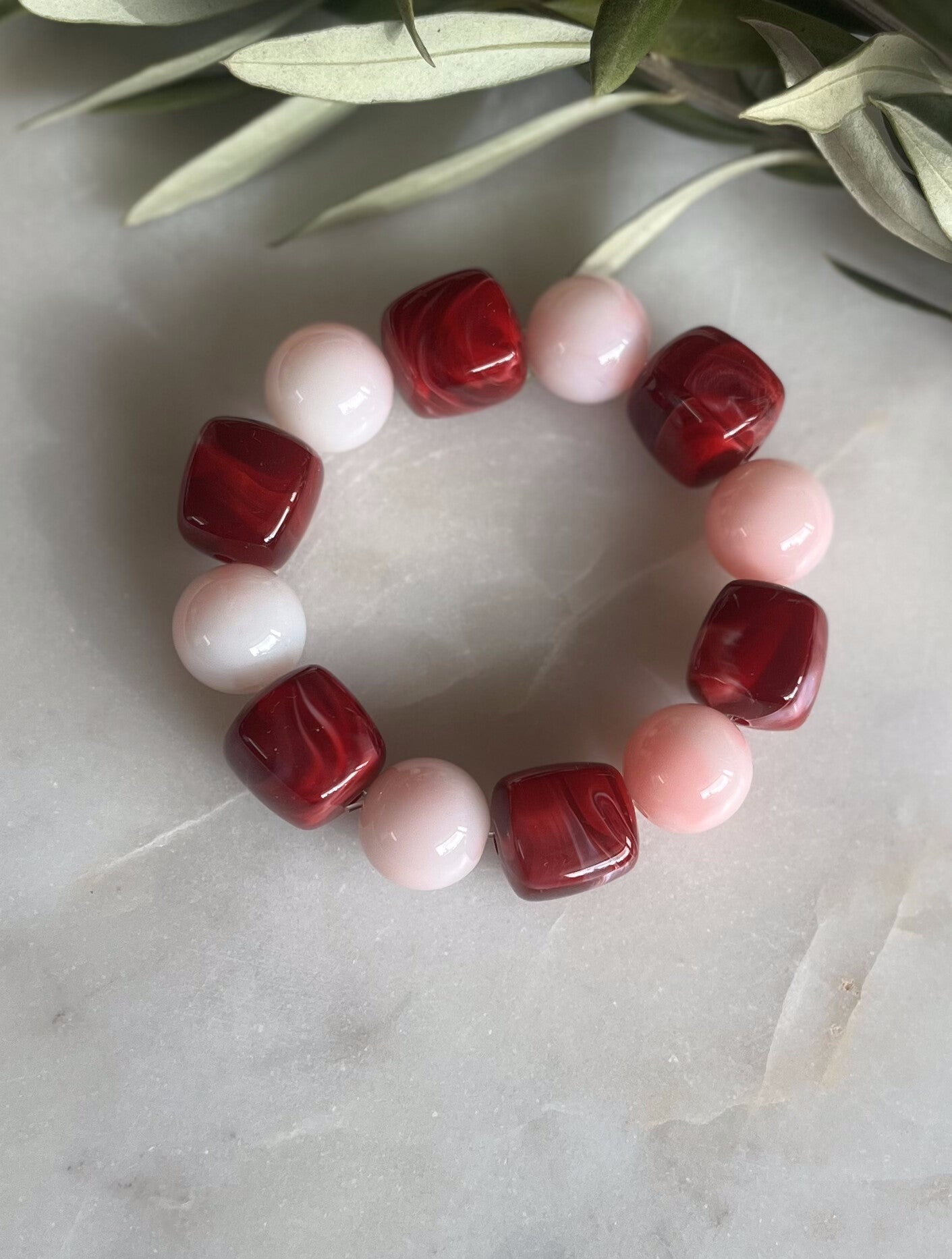Armband grote kralen rood/roze