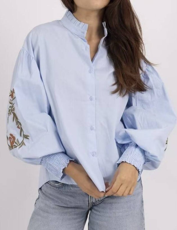 Blouse licht blauw ballonmouw bloem applicatie