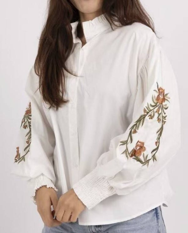 Blouse wit  ballonmouw bloem applicatie