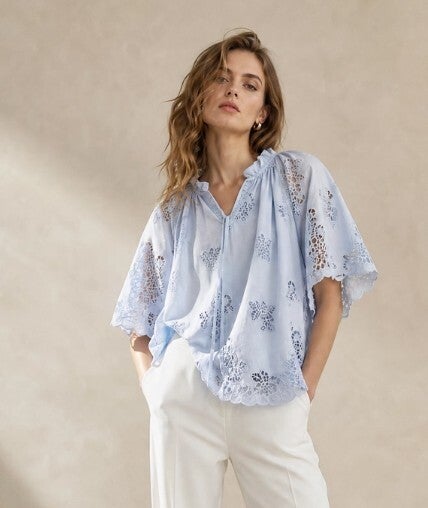 Lichtblauw broderie top