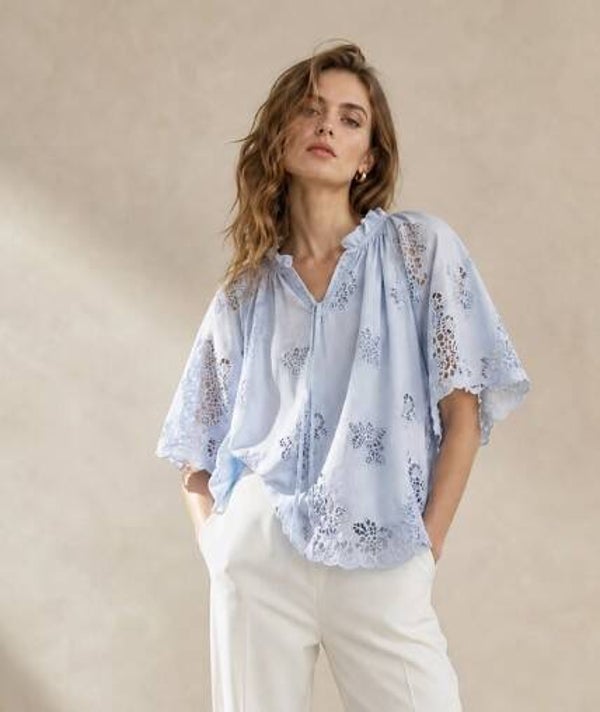 Lichtblauw broderie top
