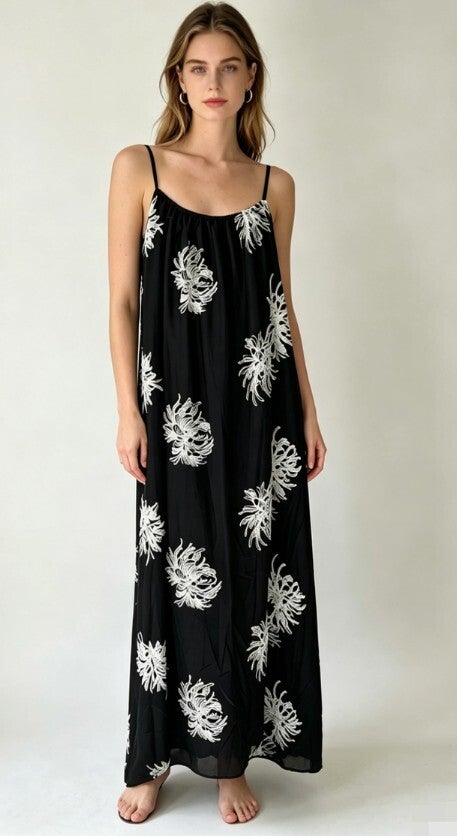 Maxi jurk zwart met geborduurde bloemen 1 maat