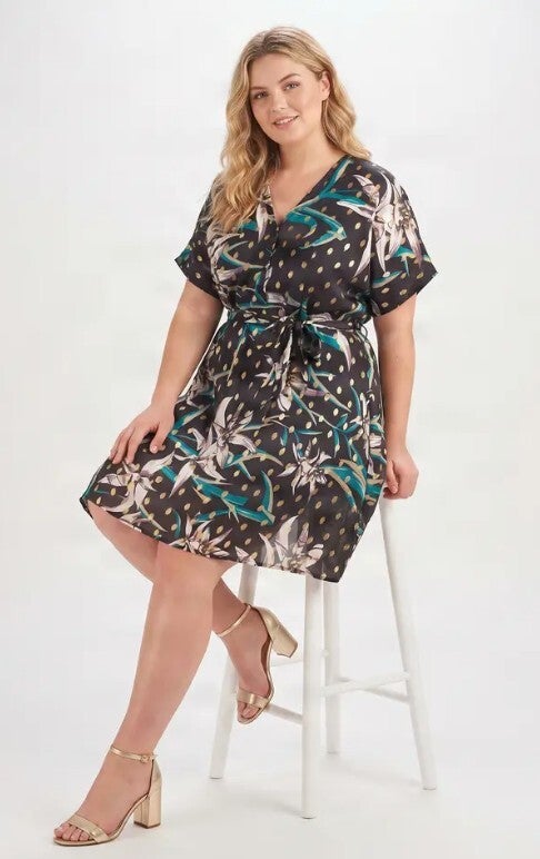 MIDI korte jurk met zwart / groen gouden print PLUS SIZE
