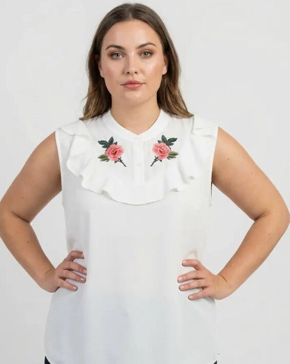 Top wit met bloemen applicatie PLUSSIZE