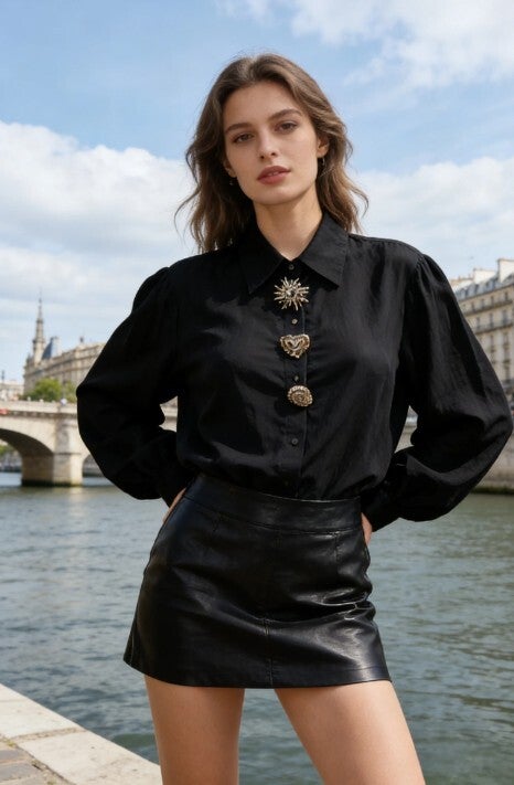 Blouse zwart met 3 broches