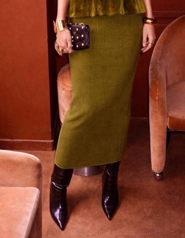 Midi rok aansluitend model groen ribbelstof