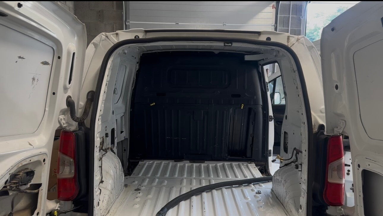 Fourgon Peugeot Partner avant aménagement