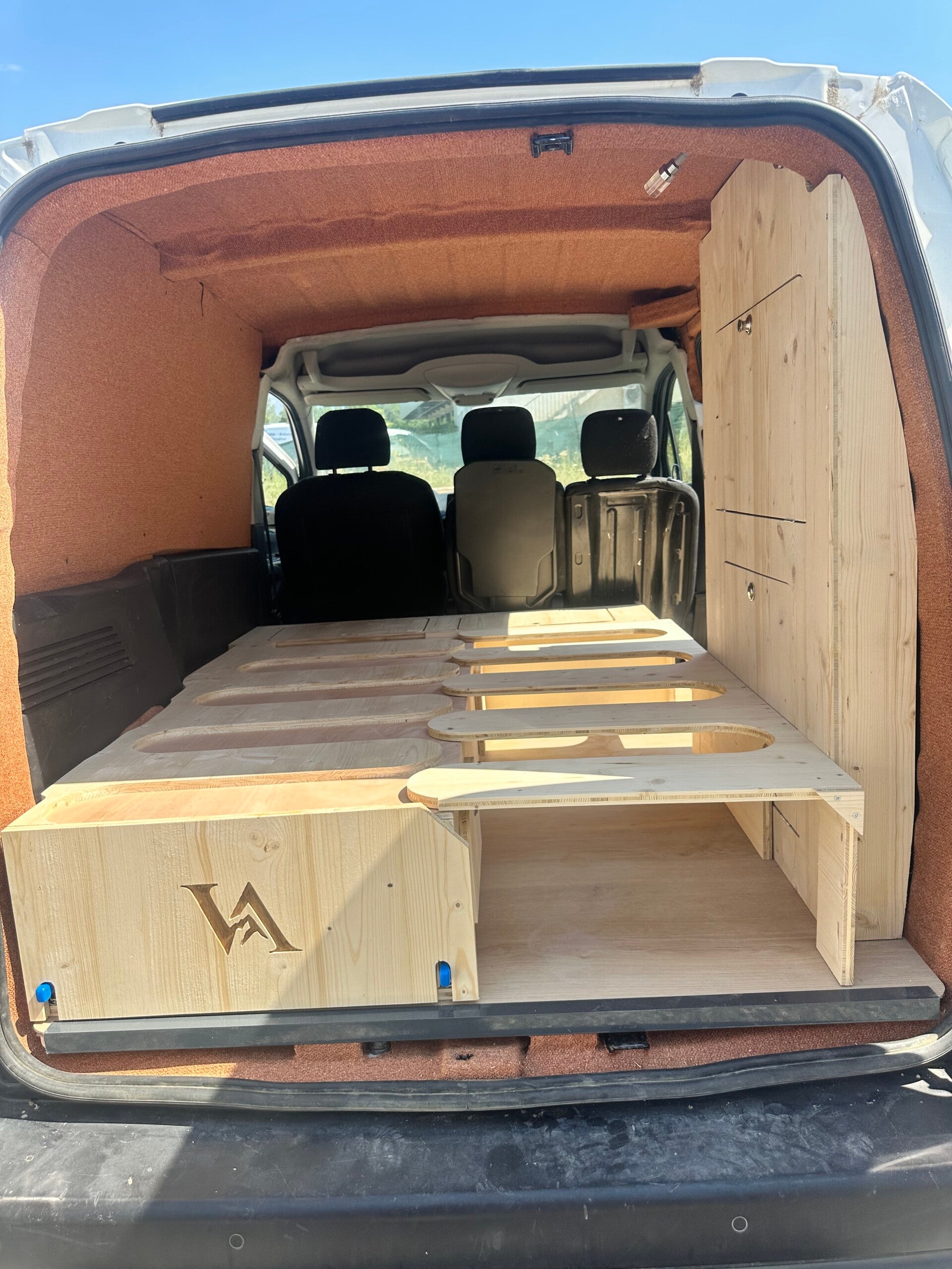 Peugeot partner aménanagé avec lit peigne 