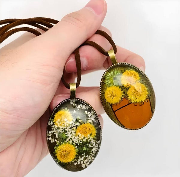 70's style natural flower and resin necklace