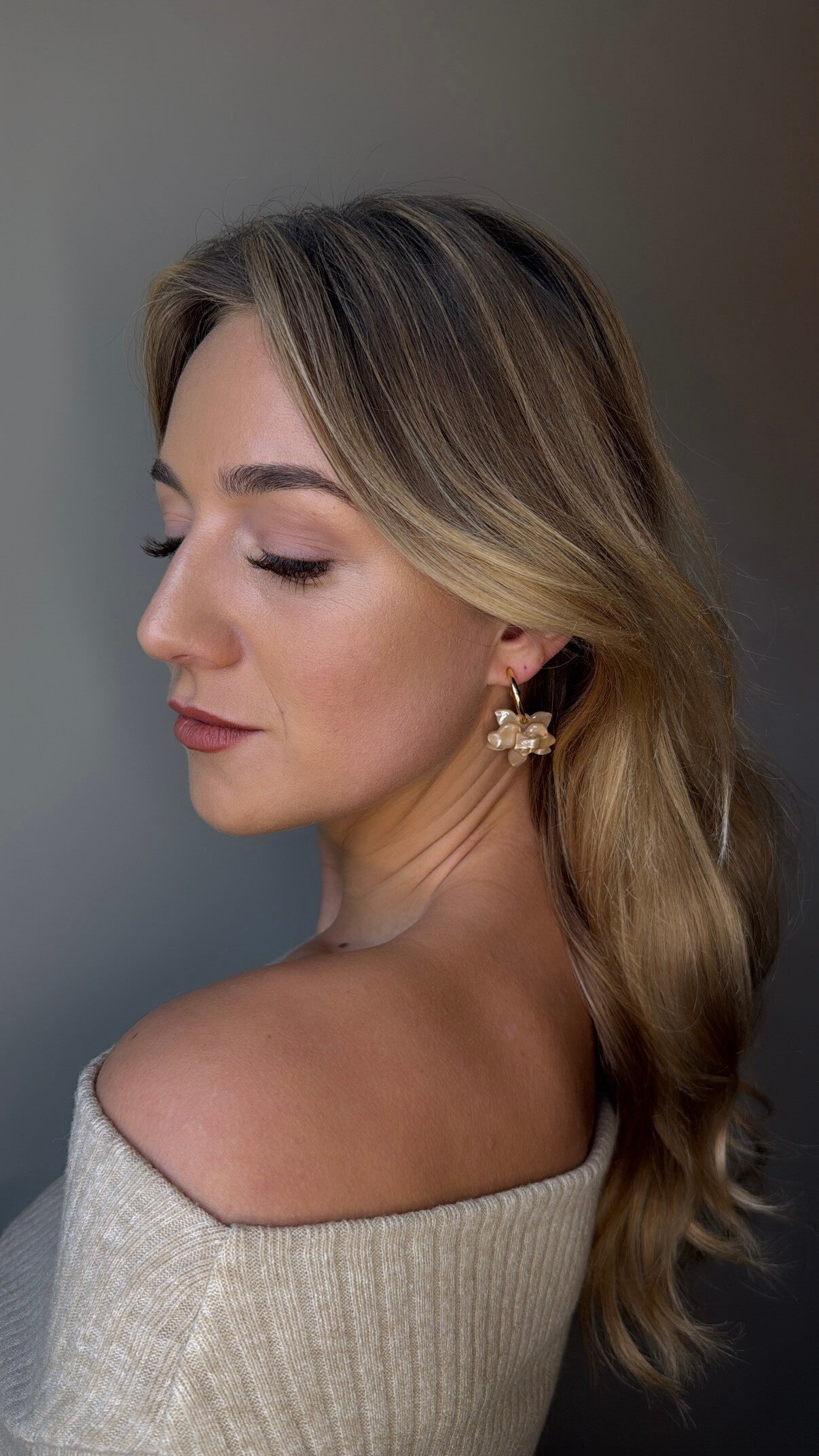 Daisy Earrings beige