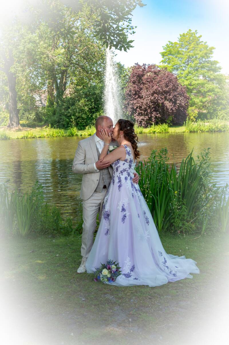 Bruidspaar aan vijver met fontein – trouwfoto in natuur Limburg