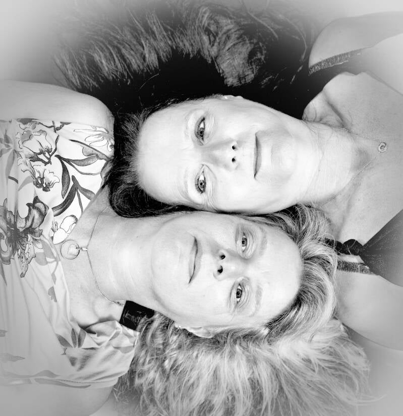 Zwart-wit close-up van moeder en dochter liggend – intiem familieportret fotografie België