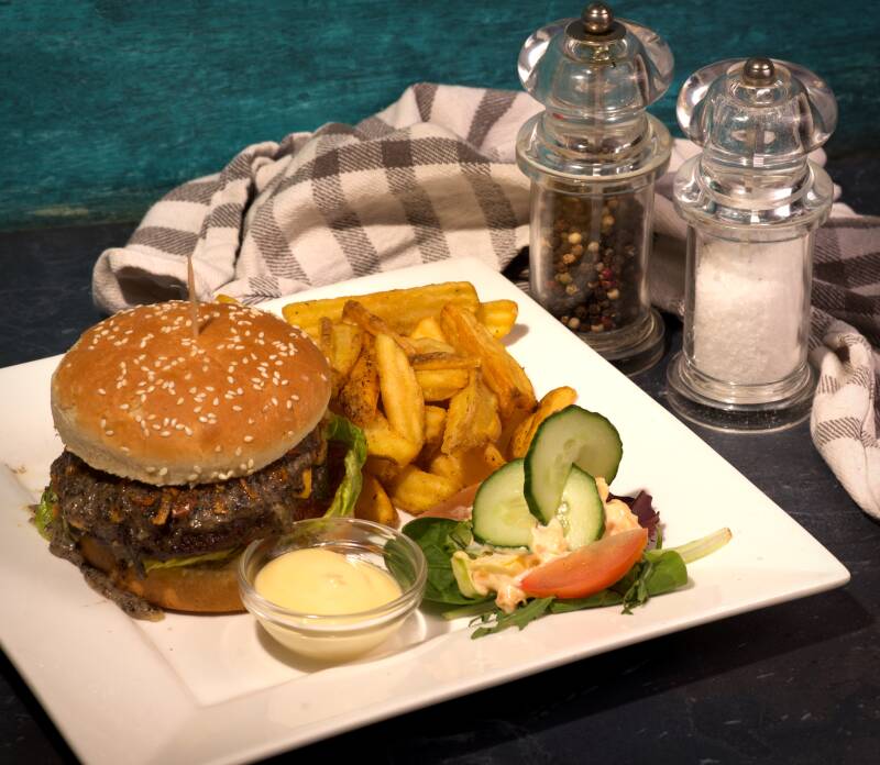 Hamburgermenu met frietjes en groenten – foodfotografie restaurant