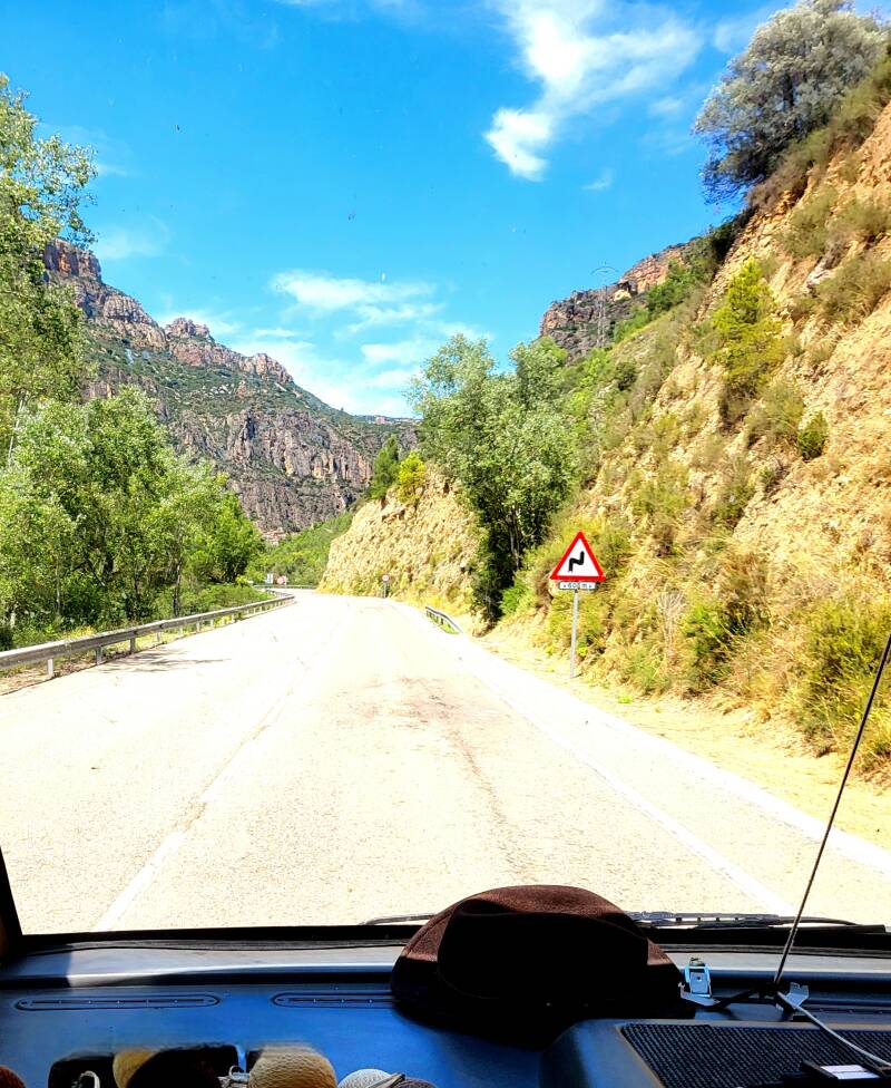 Landweg door bergachtig landschap – roadtripfoto in Zuid-Europa